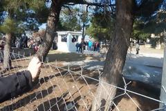 Γκρέμισαν τον φράχτη εξαγριωμένοι πολίτες στο στρατόπεδο για τους πρόσφυγες στο δήμο Δέλτα [video-photos]
