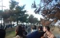 Γκρέμισαν τον φράχτη εξαγριωμένοι πολίτες στο στρατόπεδο για τους πρόσφυγες στο δήμο Δέλτα [video-photos] - Φωτογραφία 4