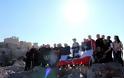 Τη σημαία του γερμανικού Ράιχ σήκωσαν στην Ακρόπολη οι «προσκεκλημένοι» της Χρυσής Αυγής - Φωτογραφία 1
