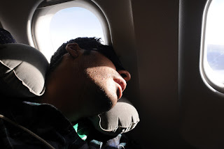 Αυτό είναι το κόλπο για να κοιμηθείς άνετα σε αεροπλάνο... - Φωτογραφία 1