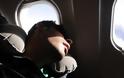 Αυτό είναι το κόλπο για να κοιμηθείς άνετα σε αεροπλάνο...