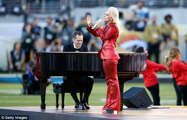 Η Lady GaGa τραγούδησε τον Εθνικό Ύμνο στο Superbowl και... [photos] - Φωτογραφία 4