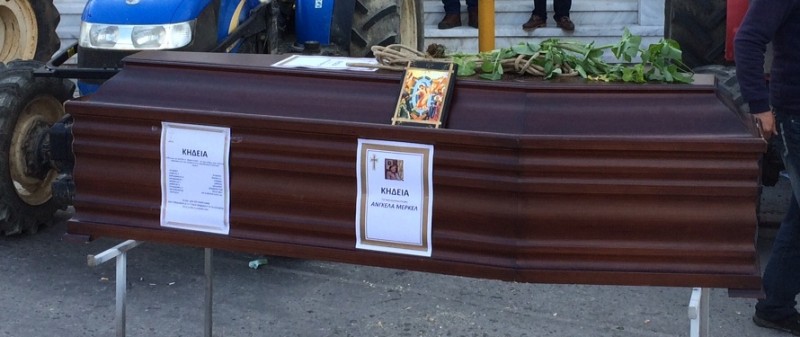 Χανιά: Η κηδεία της...Μέρκελ στην αποκλεισμένη απο αγρότες Τράπεζα της Ελλάδος - Φωτογραφία 2