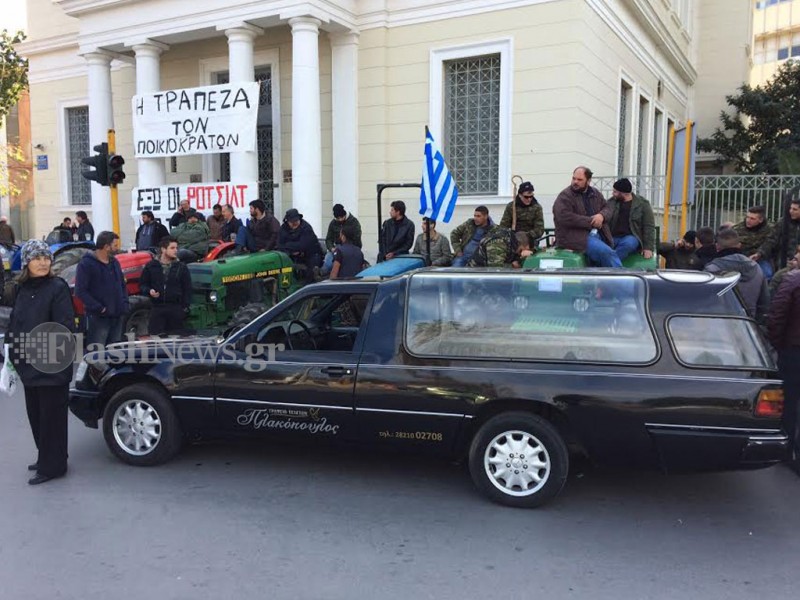 Χανιά: Η κηδεία της...Μέρκελ στην αποκλεισμένη απο αγρότες Τράπεζα της Ελλάδος - Φωτογραφία 3