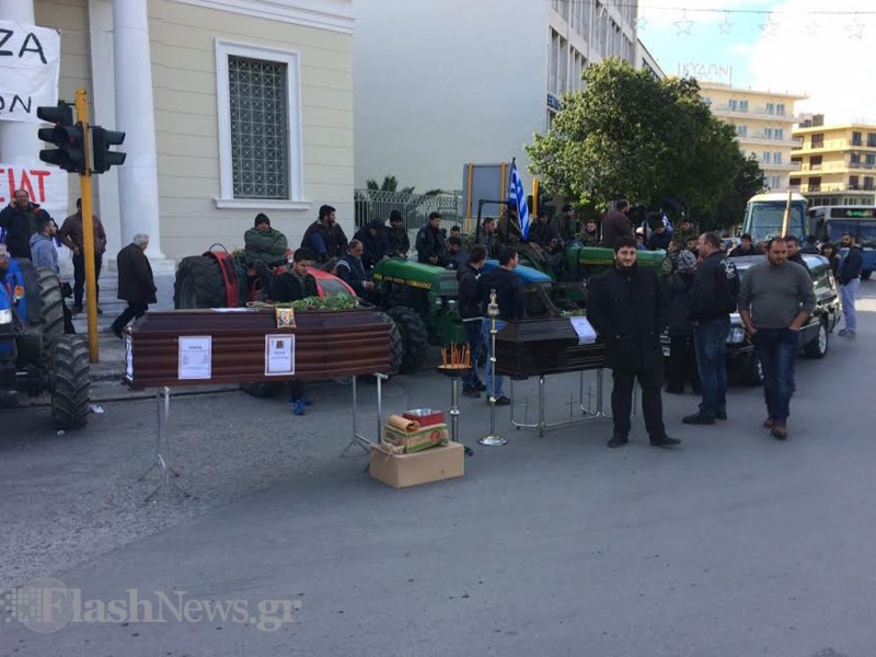 Χανιά: Η κηδεία της...Μέρκελ στην αποκλεισμένη απο αγρότες Τράπεζα της Ελλάδος - Φωτογραφία 4