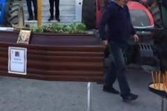 Χανιά: Η κηδεία της...Μέρκελ στην αποκλεισμένη απο αγρότες Τράπεζα της Ελλάδος