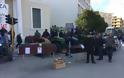 Χανιά: Η κηδεία της...Μέρκελ στην αποκλεισμένη απο αγρότες Τράπεζα της Ελλάδος - Φωτογραφία 4
