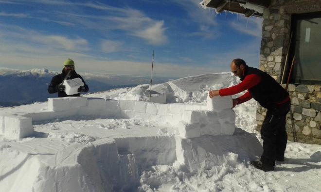 Χελμός: Έχτισαν Igloo στα 2.300 μέτρα - Καταπληκτική κατασκευή από εργαζόμενους του Χιονοδρομικού Κέντρου - Φωτογραφία 2