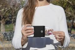 Η θήκη που μετατρέπει το κινητό σε... Polaroid Camera