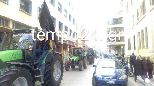 Πάτρα: Αγρότες της δυτικής Αχαΐας μπούκαραν με τρακτέρ και στα γραφεία του ΟΠΕΚΕ μετά τη Γ' ΔΟΥ - Κλειστή η οδός Αθηνών... - Φωτογραφία 3