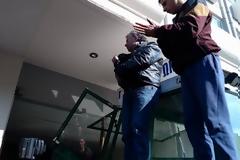 Πάτρα: Η αγανάκτηση του αγρότη που «μπούκαρε» στην Εφορία και η «αποθέωση» του [photos+video]