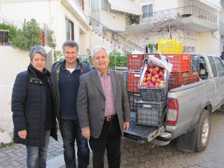 Δωρεά μήλων από τον Κρουσώνα για το Κοινωνικό Παντοπωλείο Μαλεβιζίου - Φωτογραφία 1