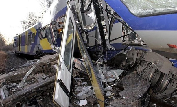 Τραγωδία στη Βαυαρία: Δέκα νεκροί, ένας αγνοούμενος και 81 τραυματίες από μετωπική σύγκρουση τρένων [photos] - Φωτογραφία 14