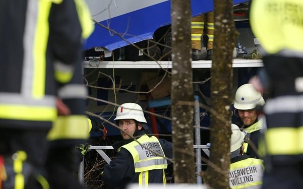 Τραγωδία στη Βαυαρία: Δέκα νεκροί, ένας αγνοούμενος και 81 τραυματίες από μετωπική σύγκρουση τρένων [photos] - Φωτογραφία 2