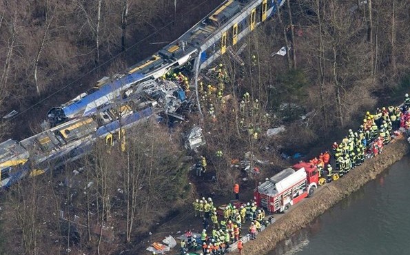 Τραγωδία στη Βαυαρία: Δέκα νεκροί, ένας αγνοούμενος και 81 τραυματίες από μετωπική σύγκρουση τρένων [photos] - Φωτογραφία 3