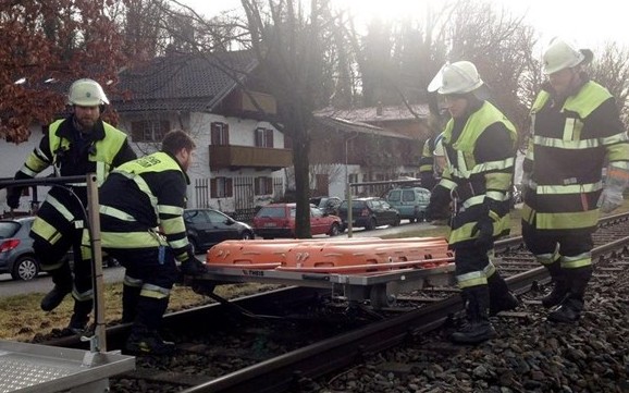 Τραγωδία στη Βαυαρία: Δέκα νεκροί, ένας αγνοούμενος και 81 τραυματίες από μετωπική σύγκρουση τρένων [photos] - Φωτογραφία 9