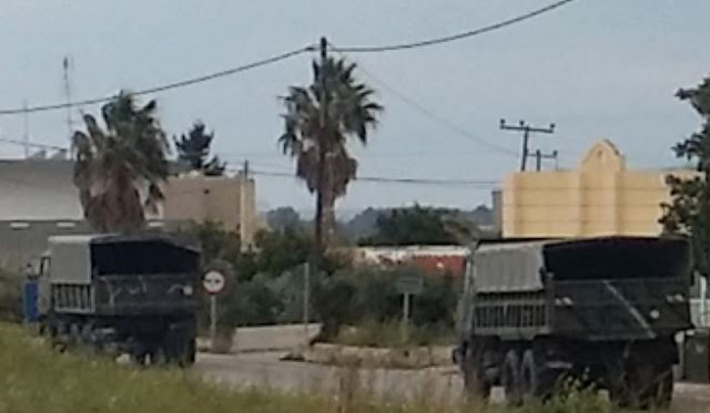 6 οχήματα του στρατού συνοδευόμενα από 1 διμοιρία των ΜΑΤ και την αστυνομία στο Πυλί της ΚΩ - Φωτογραφία 1