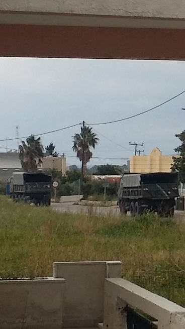 6 οχήματα του στρατού συνοδευόμενα από 1 διμοιρία των ΜΑΤ και την αστυνομία στο Πυλί της ΚΩ - Φωτογραφία 2