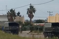 6 οχήματα του στρατού συνοδευόμενα από 1 διμοιρία των ΜΑΤ και την αστυνομία στο Πυλί της ΚΩ