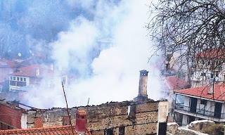 ΚΑΣΤΟΡΙΑ: Κάηκε ολοσχερώς το αρχοντικό Γκιμουρτζίνα στο Απόζαρι [photos] - Φωτογραφία 1