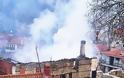 ΚΑΣΤΟΡΙΑ: Κάηκε ολοσχερώς το αρχοντικό Γκιμουρτζίνα στο Απόζαρι [photos]