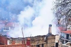 ΚΑΣΤΟΡΙΑ: Κάηκε ολοσχερώς το αρχοντικό Γκιμουρτζίνα στο Απόζαρι [photos]