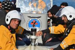 Ελληνική Ομάδα Διάσωσης: Επιχείρηση διάσωσης 63 προσφύγων που είχαν εγκλωβιστεί στους Φούρνους Κορσεών