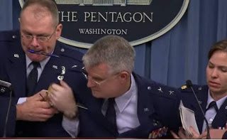 Επικεφαλής της Πολεμικής Αεροπορίας των ΗΠΑ λιποθύμησε μπροστά στις κάμερες [video] - Φωτογραφία 1