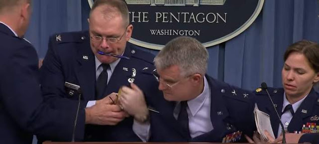 Επικεφαλής της Πολεμικής Αεροπορίας των ΗΠΑ λιποθύμησε μπροστά στις κάμερες (Βίντεο) - Φωτογραφία 1