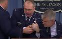 Επικεφαλής της Πολεμικής Αεροπορίας των ΗΠΑ λιποθύμησε μπροστά στις κάμερες (Βίντεο)