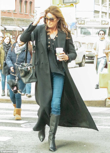 Η Caitlyn Jenner βολτάρει στη Νέα Υόρκη... [photos] - Φωτογραφία 2