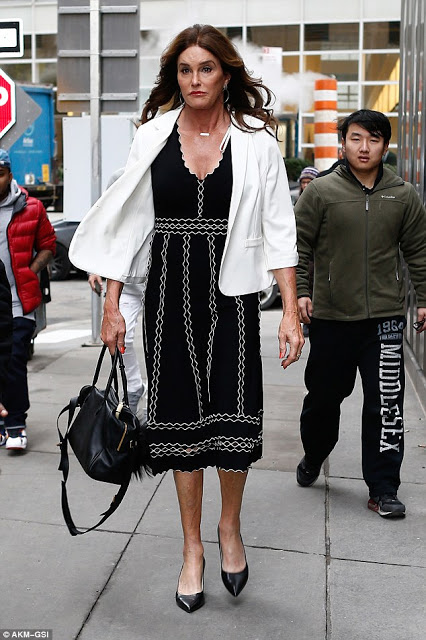 Η Caitlyn Jenner βολτάρει στη Νέα Υόρκη... [photos] - Φωτογραφία 3