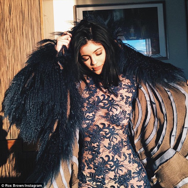 Η δαντελωτή ολόσωμη φόρμα της Kylie Jenner που τράβηξε τα βλέμματα... [photos] - Φωτογραφία 3