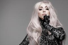 Η τρελή εμφάνιση της Lady Gaga σε Fashion Show... Ποιον αγκαλιάζει και δεν είναι ο αρραβωνιαστικός της; [photos]