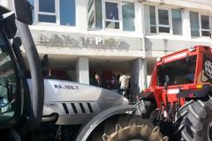 Έκαναν κατάληψη στην Εφορία Πύργου οι αγρότες... [photos]