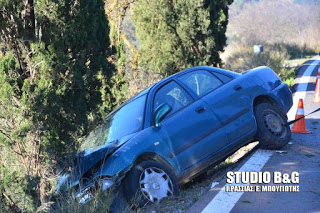 Αυτοκίνητο στο Ναυπλιο καρφώθηκε σε κυπαρίσσι - Φωτογραφία 1