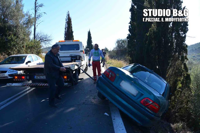 Αυτοκίνητο στο Ναυπλιο καρφώθηκε σε κυπαρίσσι - Φωτογραφία 2
