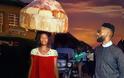 Νιγηρία: Πλανόδια πωλήτρια έκανε photobombing σε ποπ σταρ και έγινε... μοντέλο!