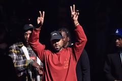 Ποιος χωρισμός; Ο Kanye West παρουσίασε τη νέα του συλλογή και η Kim Kardashian ήταν εκεί πιο ανανεωμένη από ποτέ... [photos]