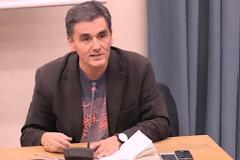 Ο σάκος του Τσακαλώτου που έκλεψε την παράσταση στο χθεσινό Eurogroup... [photos]