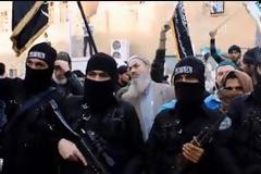 Σοκ! Τζιχαντιστές κόβουν το χέρι ενός δήθεν κλέφτη σε δημόσια θέα! [photos]