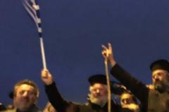 Παπάδες πάνω σε φορτηγό των αγροτών μπροστά από τη Βουλή [photo+video]