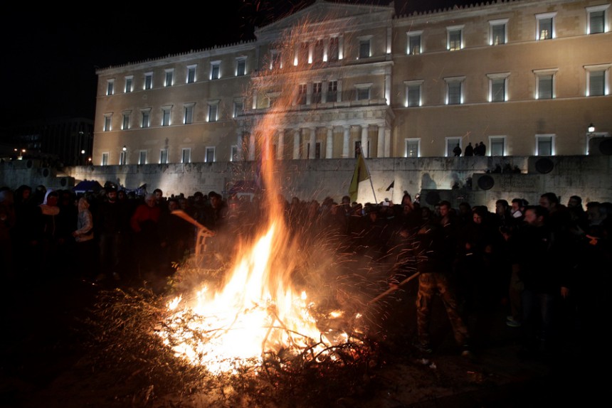 Η πολιορκία της Αθήνας - φωτογραφίες από  την σημερινή επέλαση των αγροτών - Φωτογραφία 5