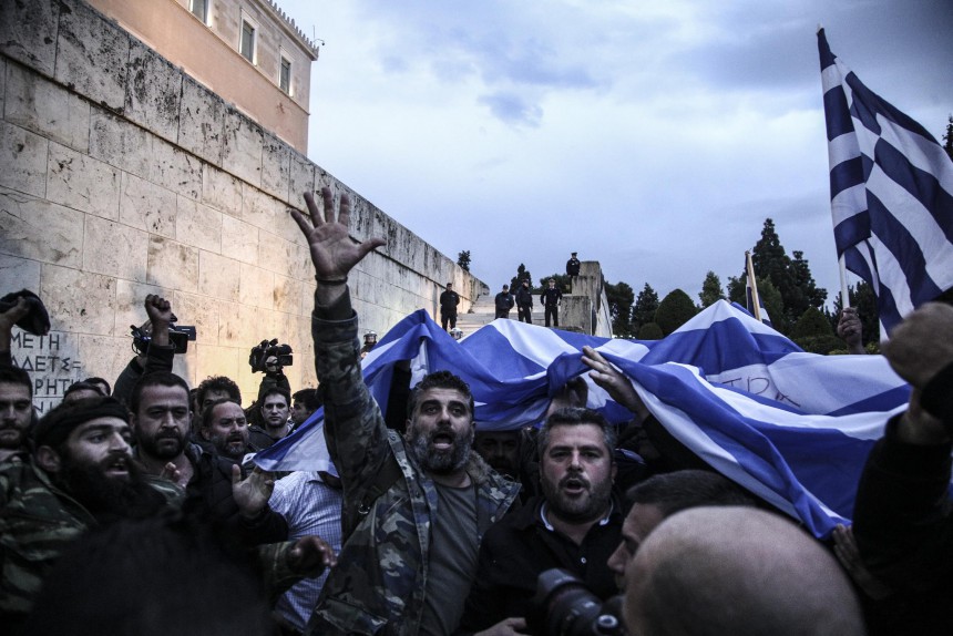 Η πολιορκία της Αθήνας - φωτογραφίες από  την σημερινή επέλαση των αγροτών - Φωτογραφία 7