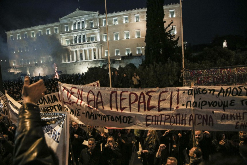 Η πολιορκία της Αθήνας - φωτογραφίες από  την σημερινή επέλαση των αγροτών - Φωτογραφία 8