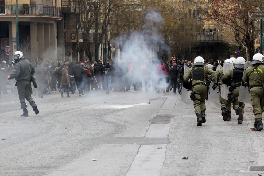 Η πολιορκία της Αθήνας - φωτογραφίες από  την σημερινή επέλαση των αγροτών - Φωτογραφία 9