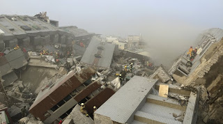 Ταϊβάν: Πάνω από 100 πτώματα ανέσυραν οι διασώστες από το κτήριο που κατέρρευσε - Φωτογραφία 1