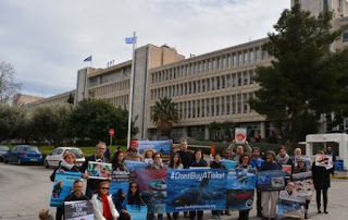 Διαμαρτυρήθηκαν για την αιχμαλωσία και την κακοποίηση των δελφινιών και στην Ελλάδα [video] - Φωτογραφία 1