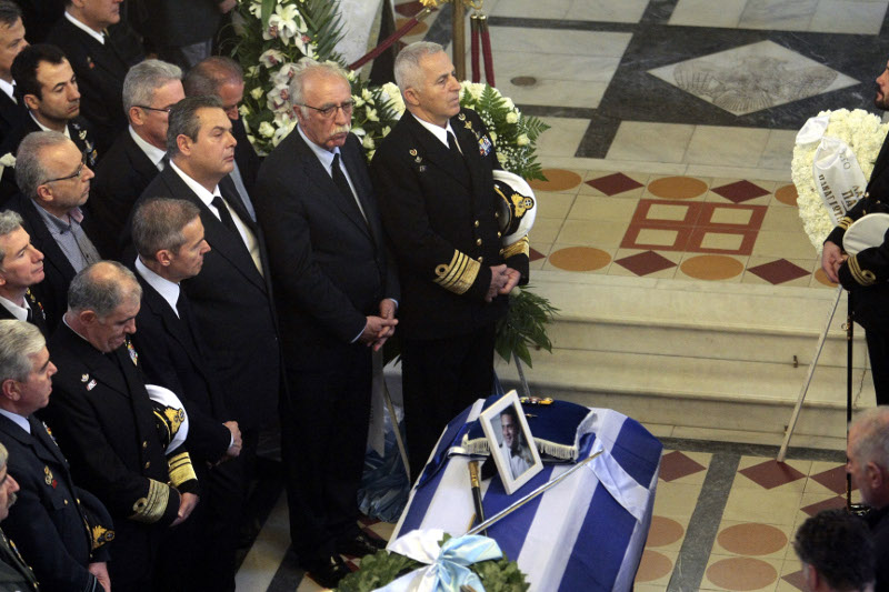 ΘΡΗΝΟΣ στην κηδεία του υποπλοίαρχου Αναστάσιου Τουλίτση [photos] - Φωτογραφία 6
