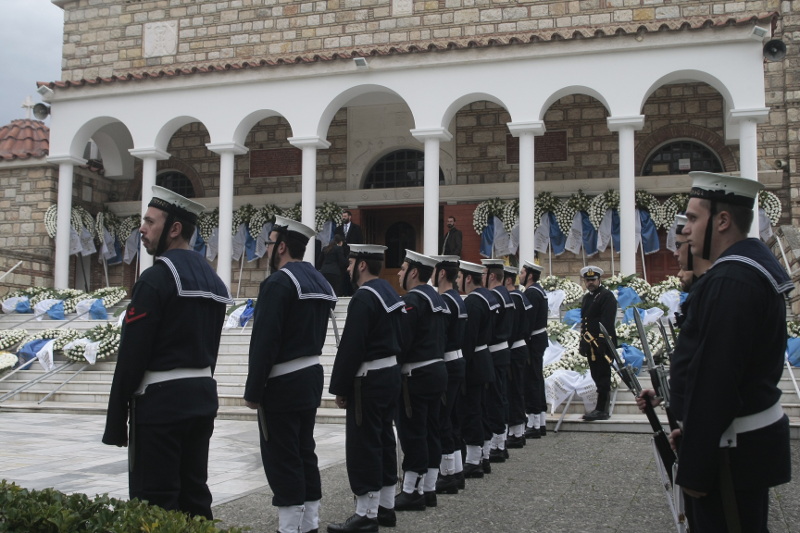 ΘΡΗΝΟΣ στην κηδεία του υποπλοίαρχου Αναστάσιου Τουλίτση [photos] - Φωτογραφία 8